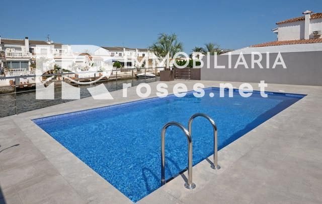 4 soveværelse Villa til salg i Empuriabrava med swimmingpool garage - € 800.000 (Ref: 9968612)