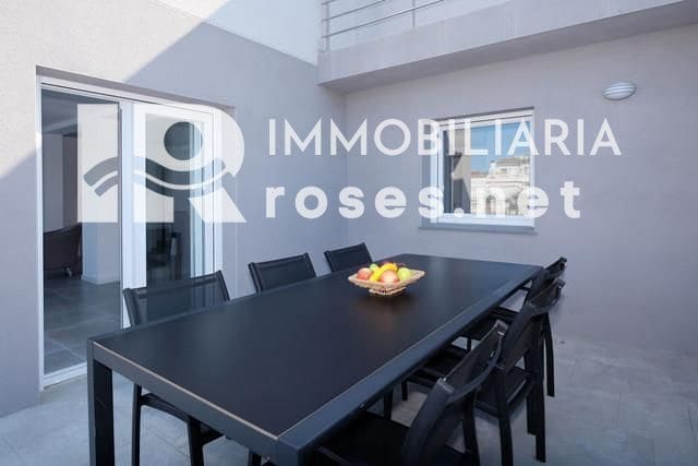 4 soveværelse Villa til salg i Empuriabrava med swimmingpool garage - € 800.000 (Ref: 9968612)