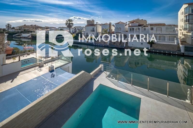 3 soverom Villa til salgs i Empuriabrava med svømmebasseng garasje - € 499 000 (Ref: 9968616)