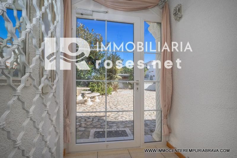 3 soverom Villa til salgs i Empuriabrava med svømmebasseng garasje - € 499 000 (Ref: 9968616)
