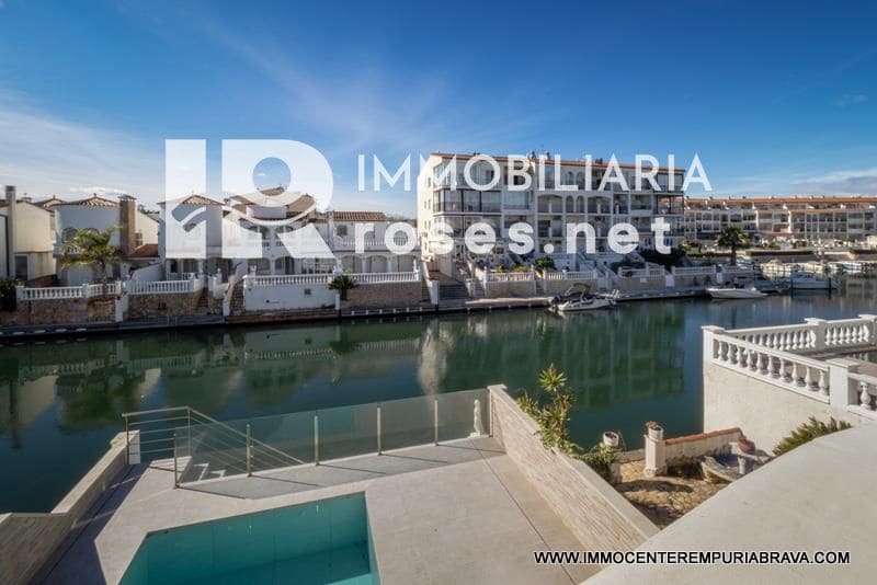 3 soverom Villa til salgs i Empuriabrava med svømmebasseng garasje - € 499 000 (Ref: 9968616)