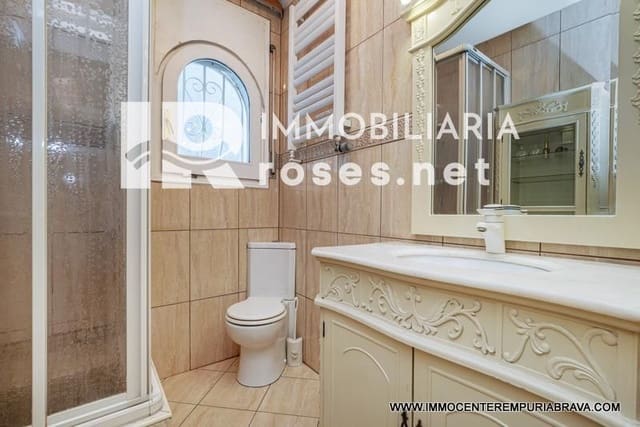 3 soverom Villa til salgs i Empuriabrava, Castelló d'Empúries med svømmebasseng garasje - € 499 000 (Ref: 9968616)