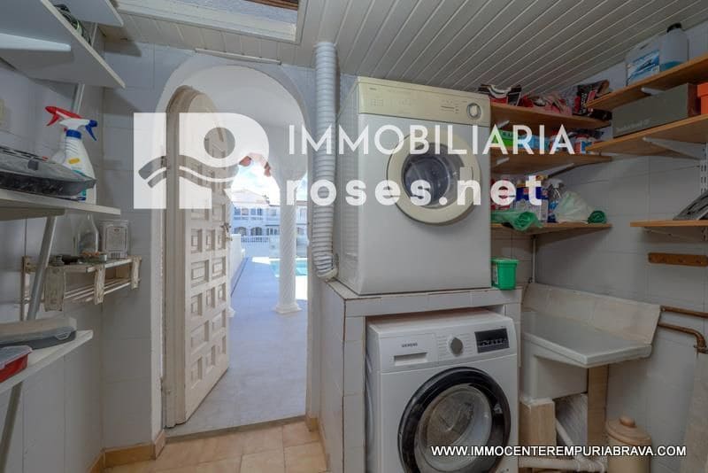3 soverom Villa til salgs i Empuriabrava med svømmebasseng garasje - € 499 000 (Ref: 9968616)
