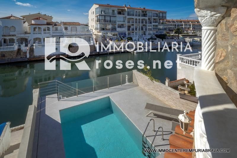3 soverom Villa til salgs i Empuriabrava med svømmebasseng garasje - € 499 000 (Ref: 9968616)