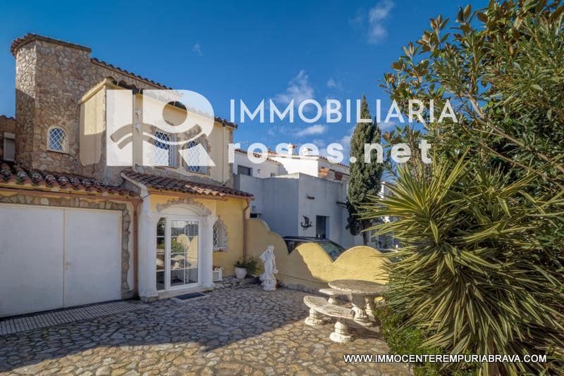 3 soverom Villa til salgs i Empuriabrava med svømmebasseng garasje - € 499 000 (Ref: 9968616)