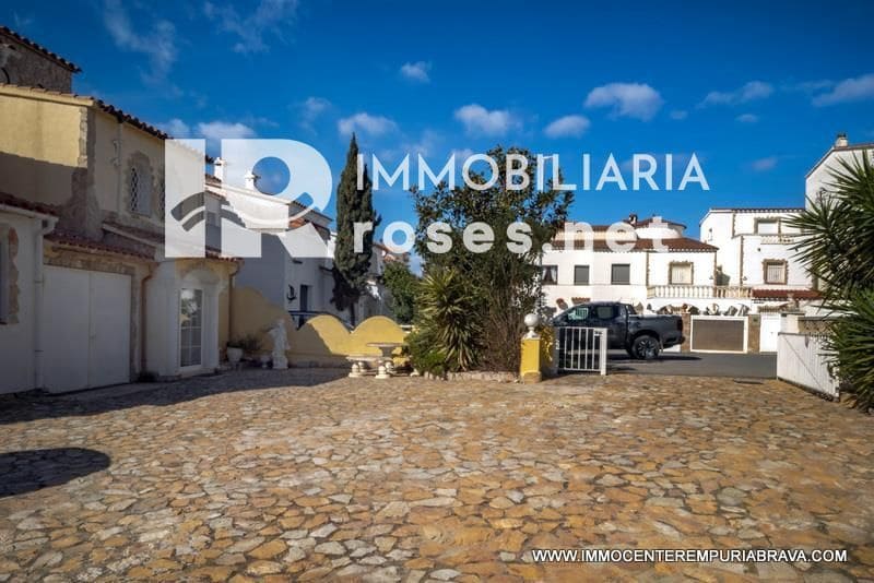 3 soverom Villa til salgs i Empuriabrava med svømmebasseng garasje - € 499 000 (Ref: 9968616)