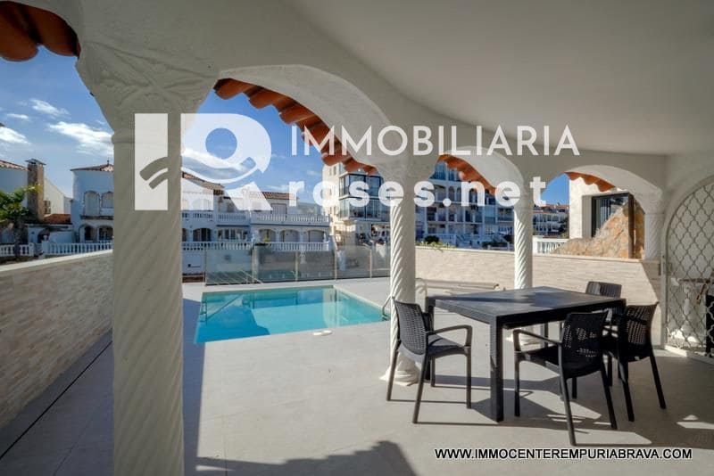 3 soverom Villa til salgs i Empuriabrava med svømmebasseng garasje - € 499 000 (Ref: 9968616)