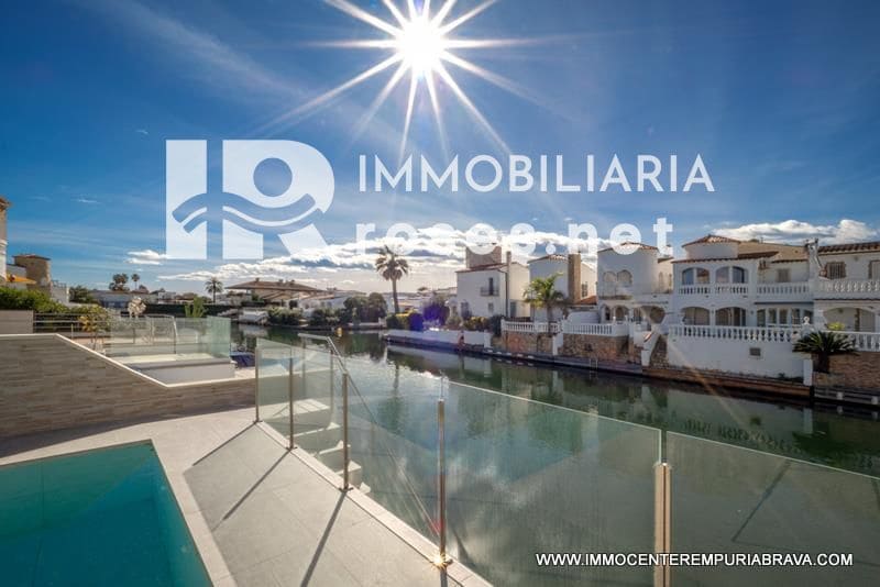3 soverom Villa til salgs i Empuriabrava med svømmebasseng garasje - € 499 000 (Ref: 9968616)