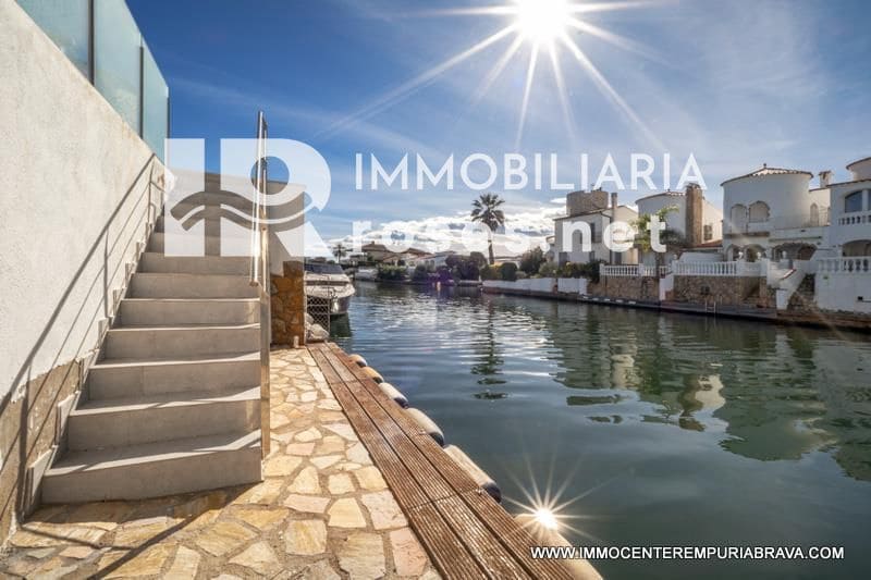 3 soverom Villa til salgs i Empuriabrava med svømmebasseng garasje - € 499 000 (Ref: 9968616)
