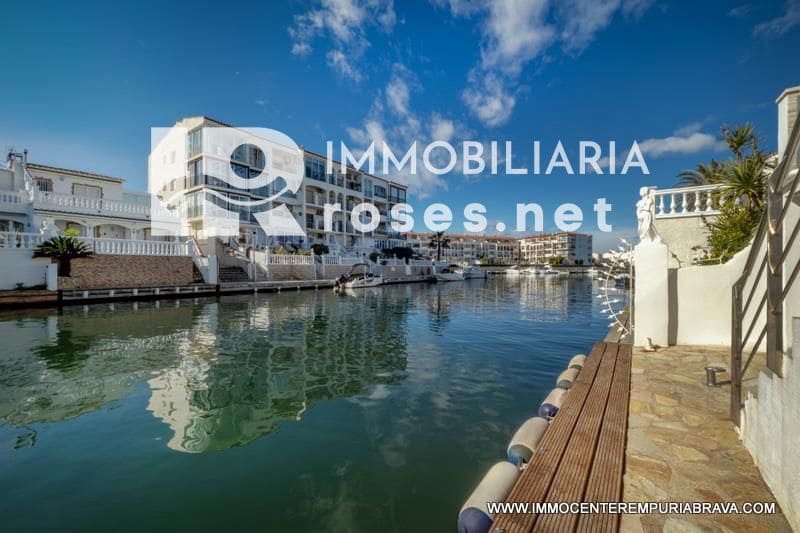 3 soverom Villa til salgs i Empuriabrava med svømmebasseng garasje - € 499 000 (Ref: 9968616)