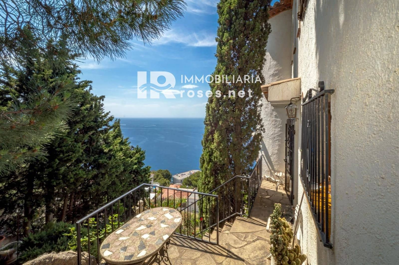 5 bedroom Villa for sale in Roses - € 970,000 (Ref: 9968619)