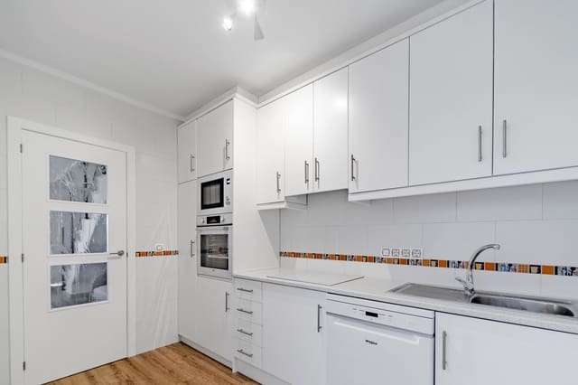 3 sypialnia Dom szeregowy na sprzedaż w La Siesta, Torrevieja z basenem garażem - 315 000 € (Ref: 9409416)