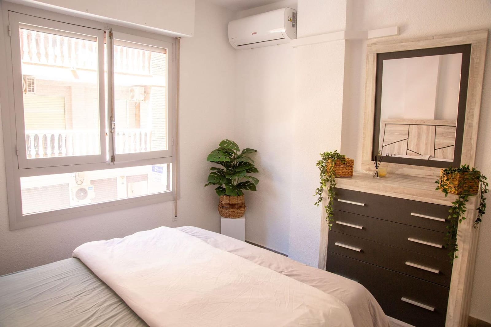 2 sypialnia Mieszkanie do wynajęcia w Torrevieja - 1 100 € (Ref: 9409429)