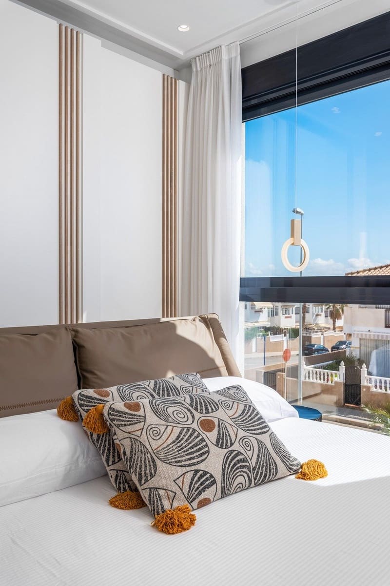 4 makuuhuone Huvila myytävänä paikassa Orihuela Costa mukana uima-altaan - 519 990 € (Ref: 9409649)