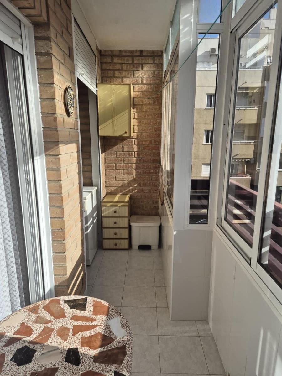 1 bedroom Flat for rent in Torrevieja with pool - € 700 (Ref: 9543594)