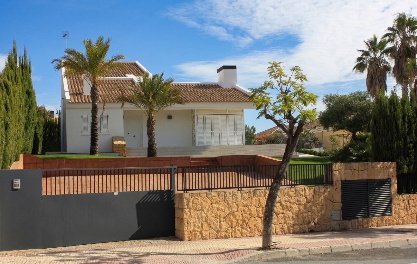 4 soveværelse Villa til salg i Monforte del Cid med swimmingpool - € 795.000 (Ref: 8616929)