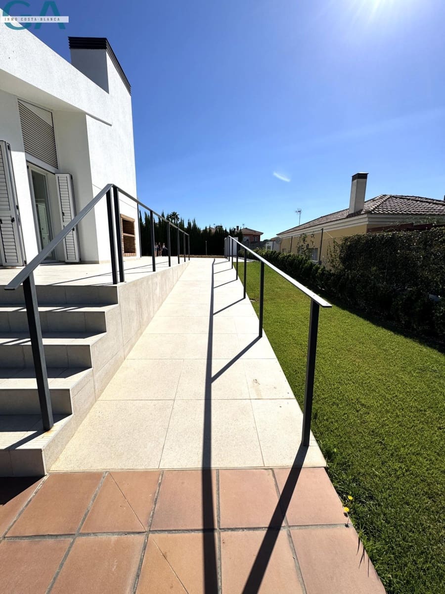 4 soverom Villa til salgs i Monforte del Cid med svømmebasseng - € 795 000 (Ref: 8616929)