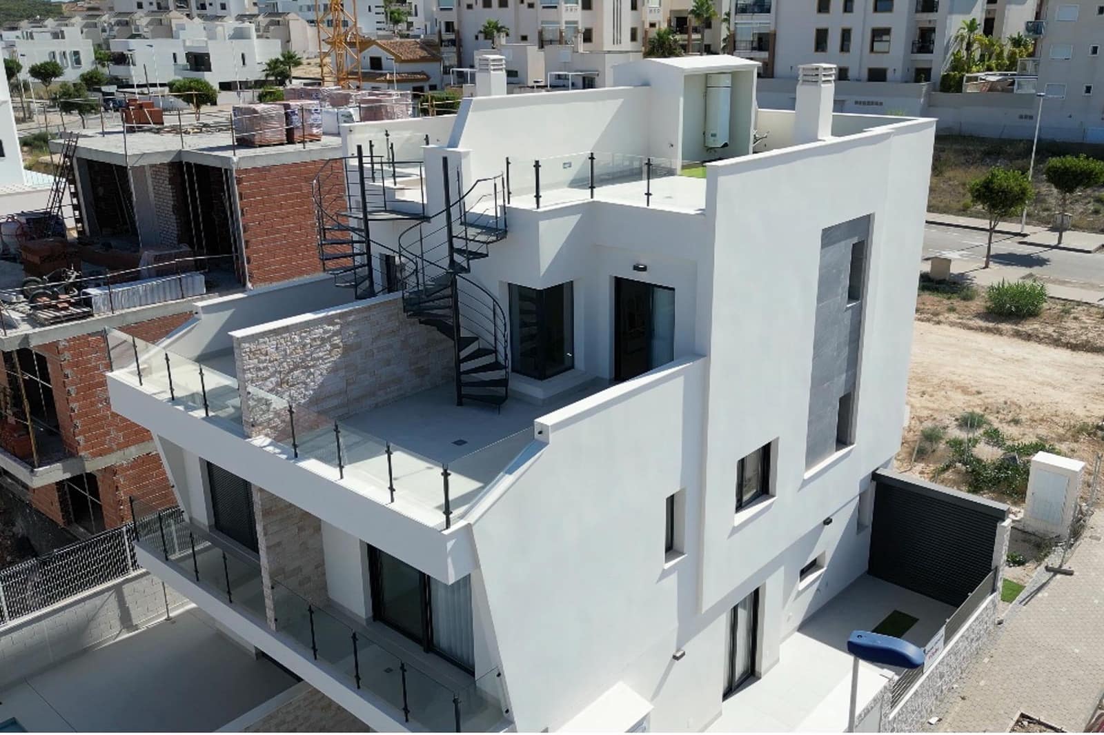 4 soveværelse Semi-Rækkehus til salg i Guardamar del Segura med swimmingpool - € 507.050 (Ref: 8668472)