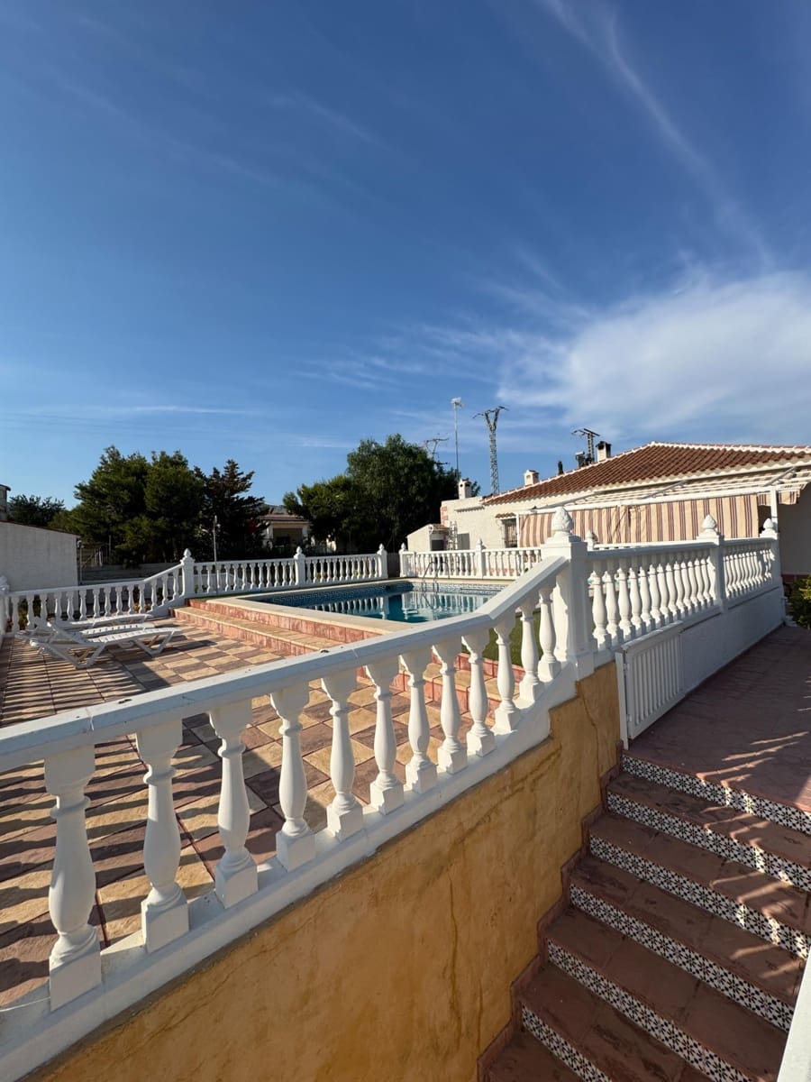 4 bedroom Villa for sale in Albatera with pool - € 385,000 (Ref: 9107128)