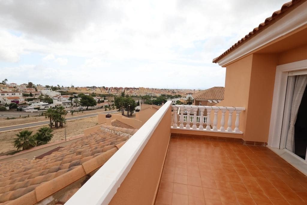 Chalet de 5 habitaciones en San Miguel de Salinas en venta con piscina garaje - 385.000 € (Ref: 10005981)