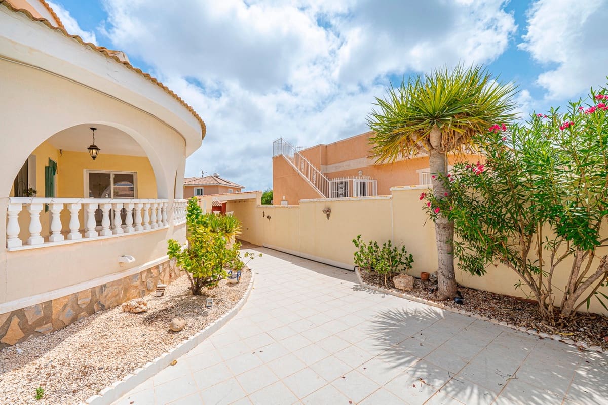 3 bedroom Villa for sale in Rojales with pool garage - € 399,000 (Ref: 10024413)