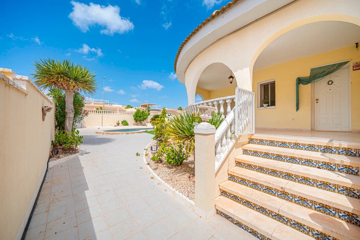 3 bedroom Villa for sale in Rojales with pool garage - € 399,000 (Ref: 10024413)