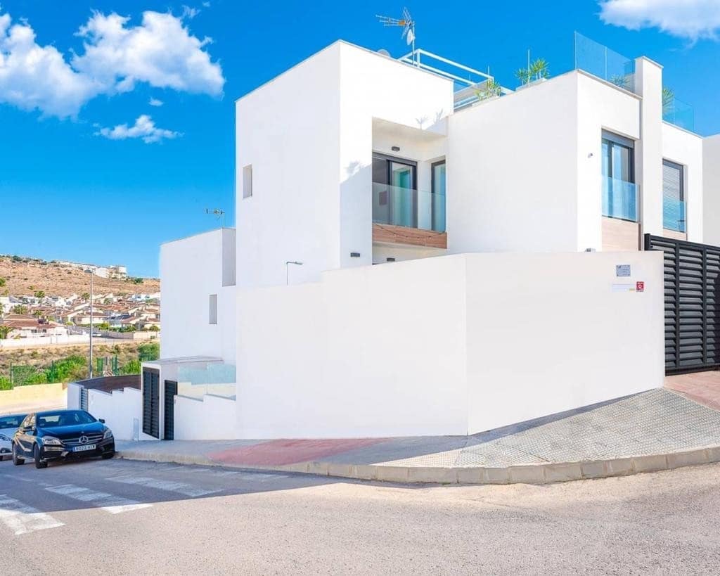 Chalet de 4 habitaciones en Benijófar en venta con piscina - 480.000 € (Ref: 10047620)