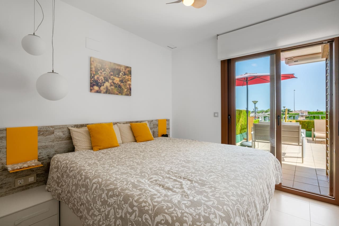 2 Zimmer Apartment zu verkaufen in Cabo Roig mit Pool Garage - 259.000 € (Ref: 10050402)