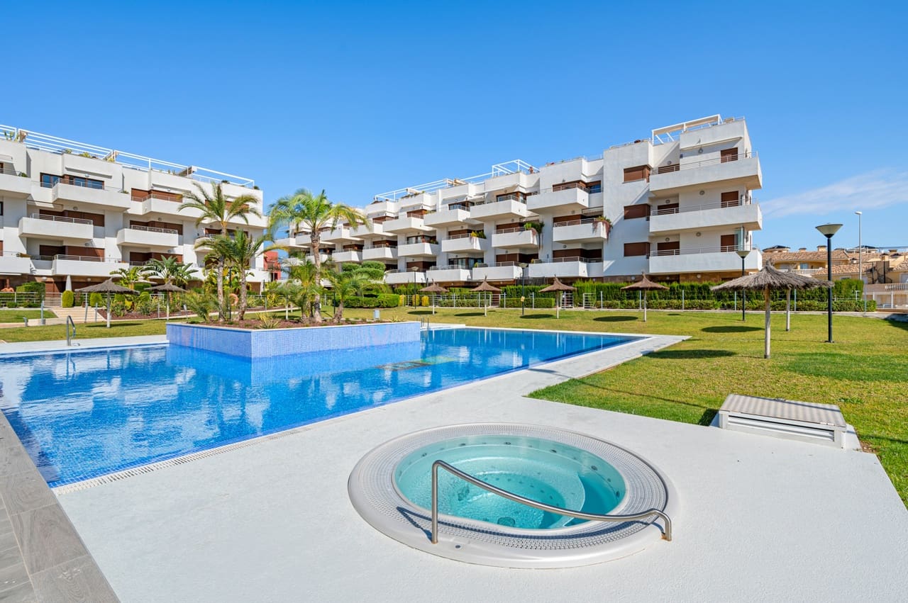 2 Zimmer Apartment zu verkaufen in Cabo Roig mit Pool Garage - 259.000 € (Ref: 10050402)