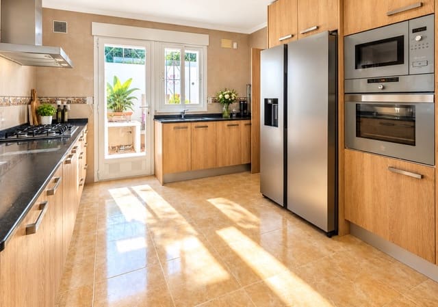 3 soveværelse Villa til salg i Alhama Springs, Altea med swimmingpool garage - € 750.000 (Ref: 10070999)