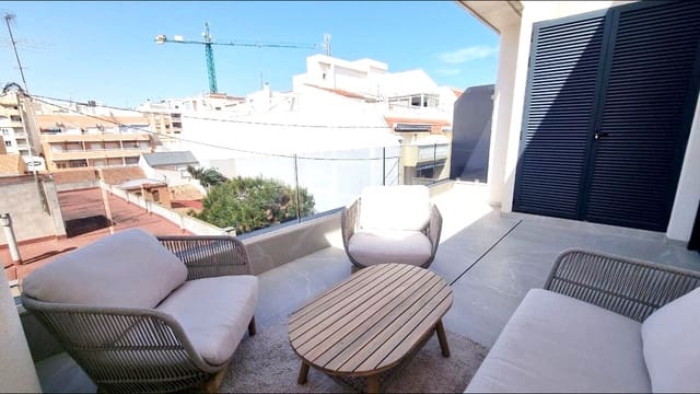 2 makuuhuone Kattohuoneisto myytävänä paikassa Las Piscinas Naturales, Torrevieja mukana uima-altaan 
autotalli - 341 000 € (Ref: 10073357)