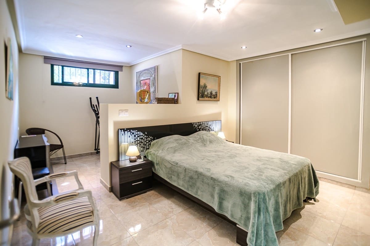 4 chambre Villa/Maison à vendre à Torrevieja avec piscine garage - 310 000 € (Ref: 10153665)