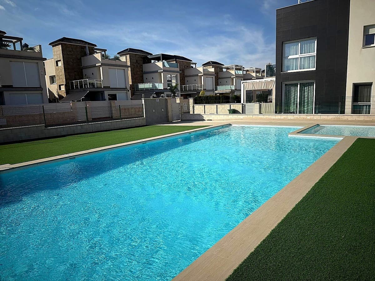 Apartamento de 3 habitaciones en Torrevieja en venta con piscina garaje - 314.900 € (Ref: 10159713)