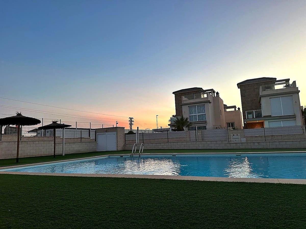 Apartamento de 3 habitaciones en Torrevieja en venta con piscina garaje - 314.900 € (Ref: 10159713)
