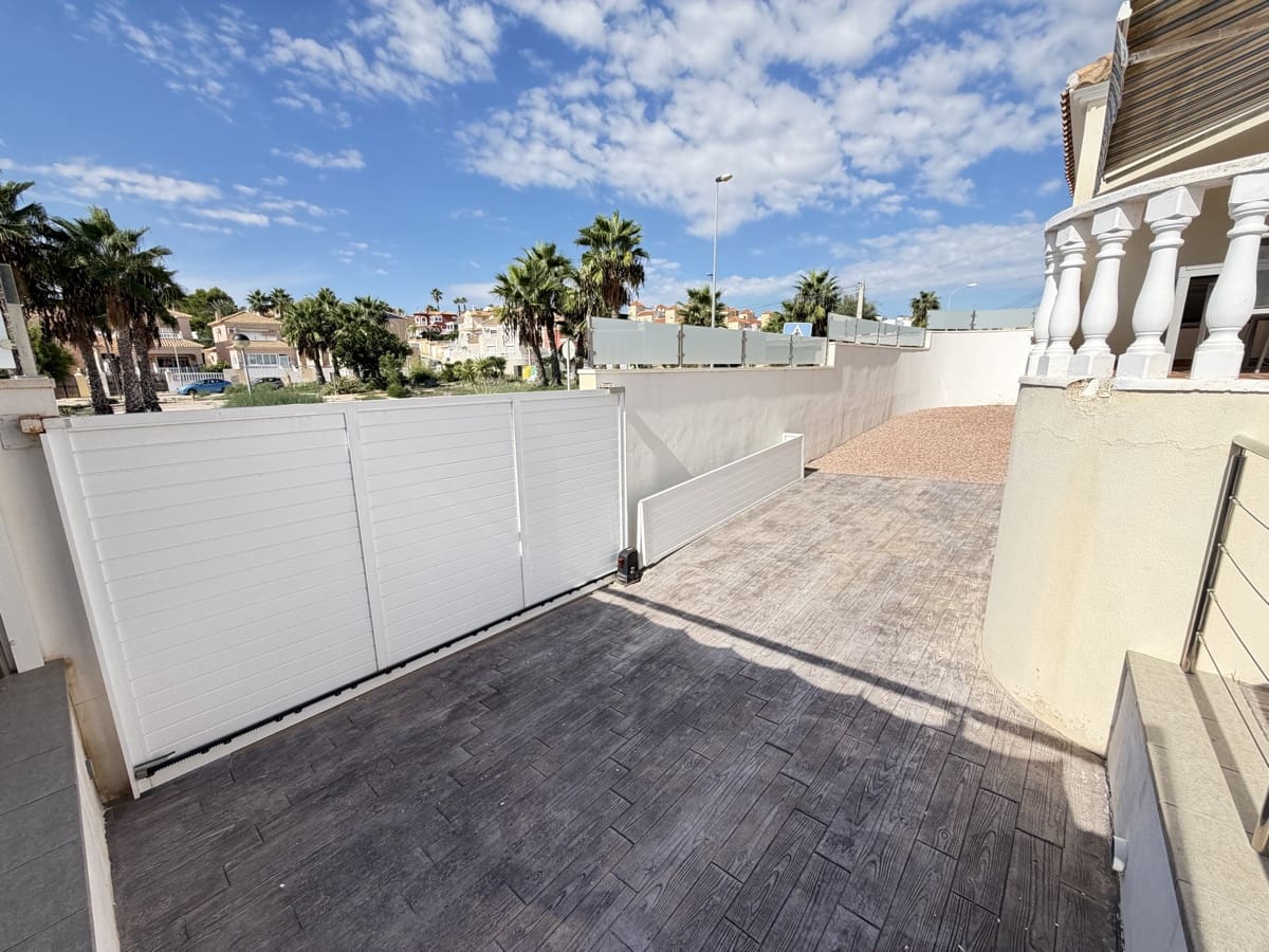 3 bedroom Villa for sale in Villamartin with pool garage - € 364,995 (Ref: 10159726)