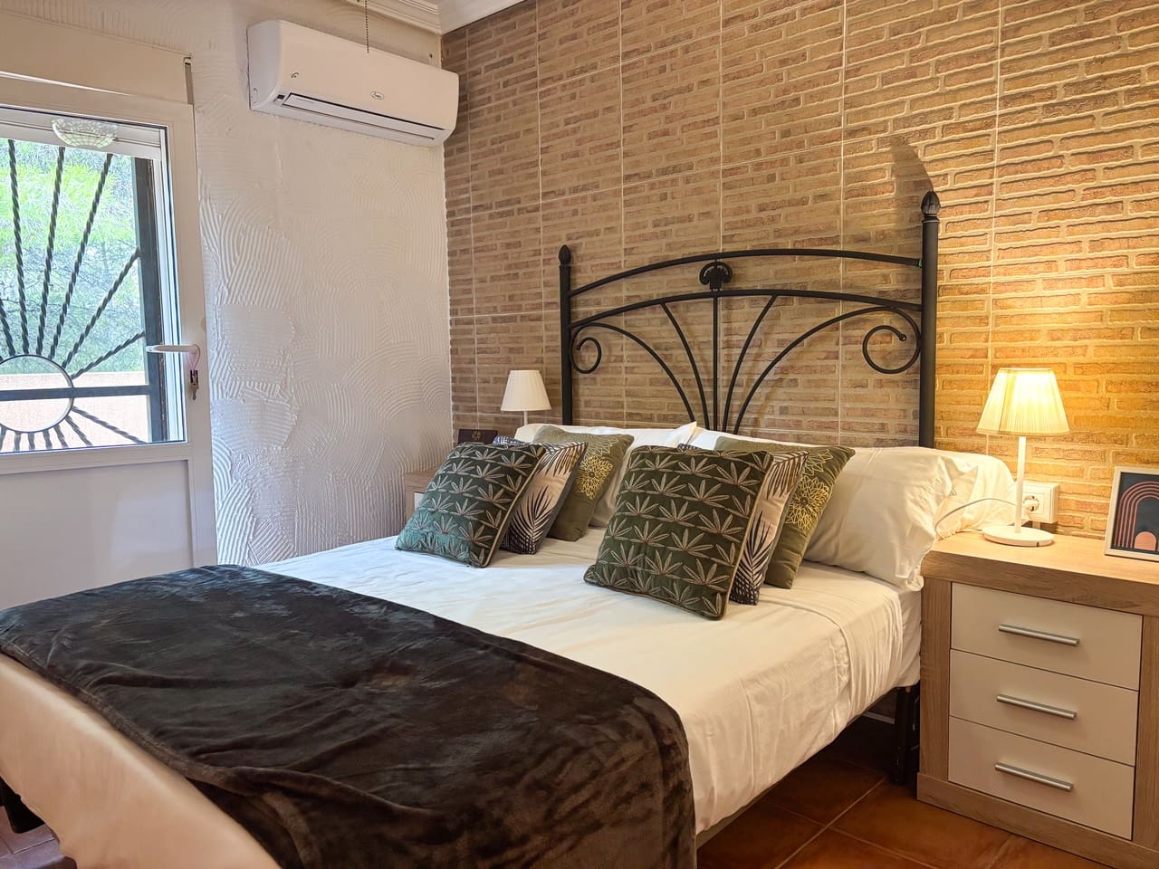 6 bedroom Villa for sale in Jacarilla with pool garage - € 495,000 (Ref: 10163177)