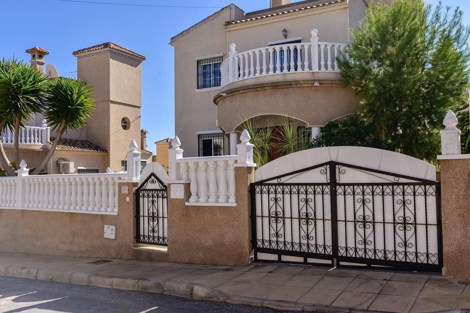 3 soveværelse Villa til salg i Orihuela Costa med swimmingpool garage - € 369.000 (Ref: 10184941)