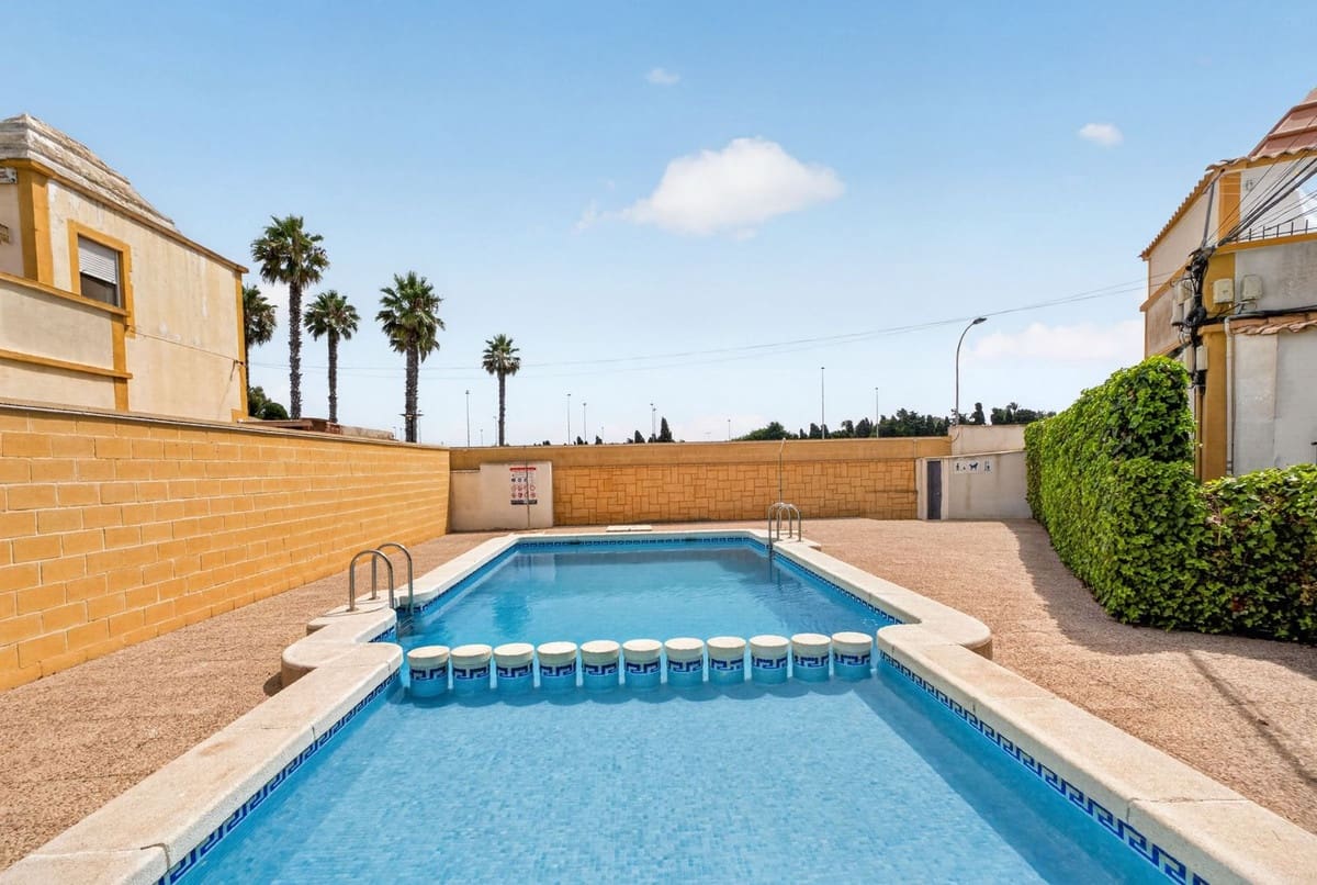 3 soveværelse Byhus til salg i Torrevieja med swimmingpool - € 199.000 (Ref: 10184952)
