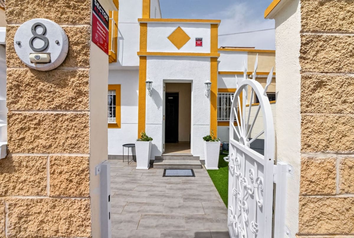 3 soveværelse Byhus til salg i Torrevieja med swimmingpool - € 199.000 (Ref: 10184952)