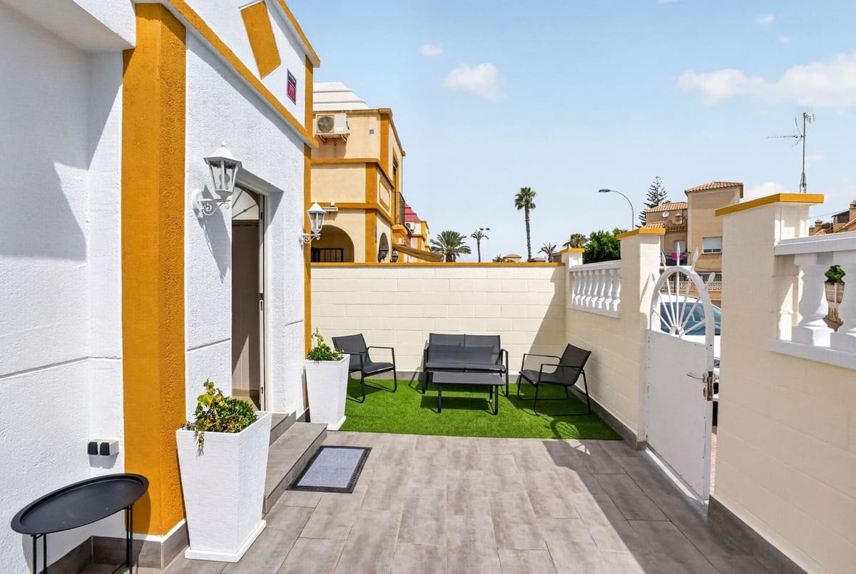 3 soveværelse Byhus til salg i Torrevieja med swimmingpool - € 199.000 (Ref: 10184952)