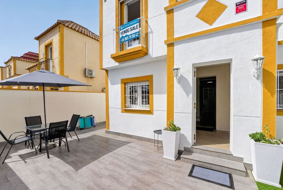 3 soveværelse Byhus til salg i Torrevieja med swimmingpool - € 199.000 (Ref: 10184952)