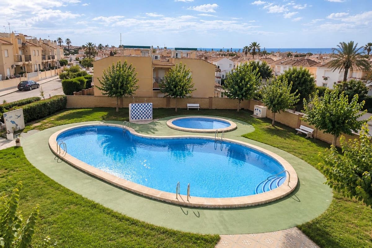 Bungalow de 2 habitaciones en Torrevieja en venta con piscina - 135.000 € (Ref: 10184953)