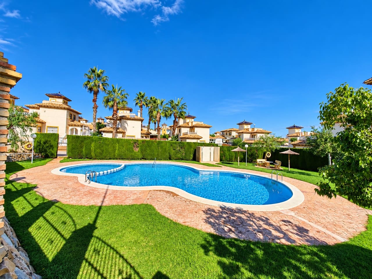 Pareado de 3 habitaciones en La Zenia en venta con piscina garaje - 284.950 € (Ref: 10184974)