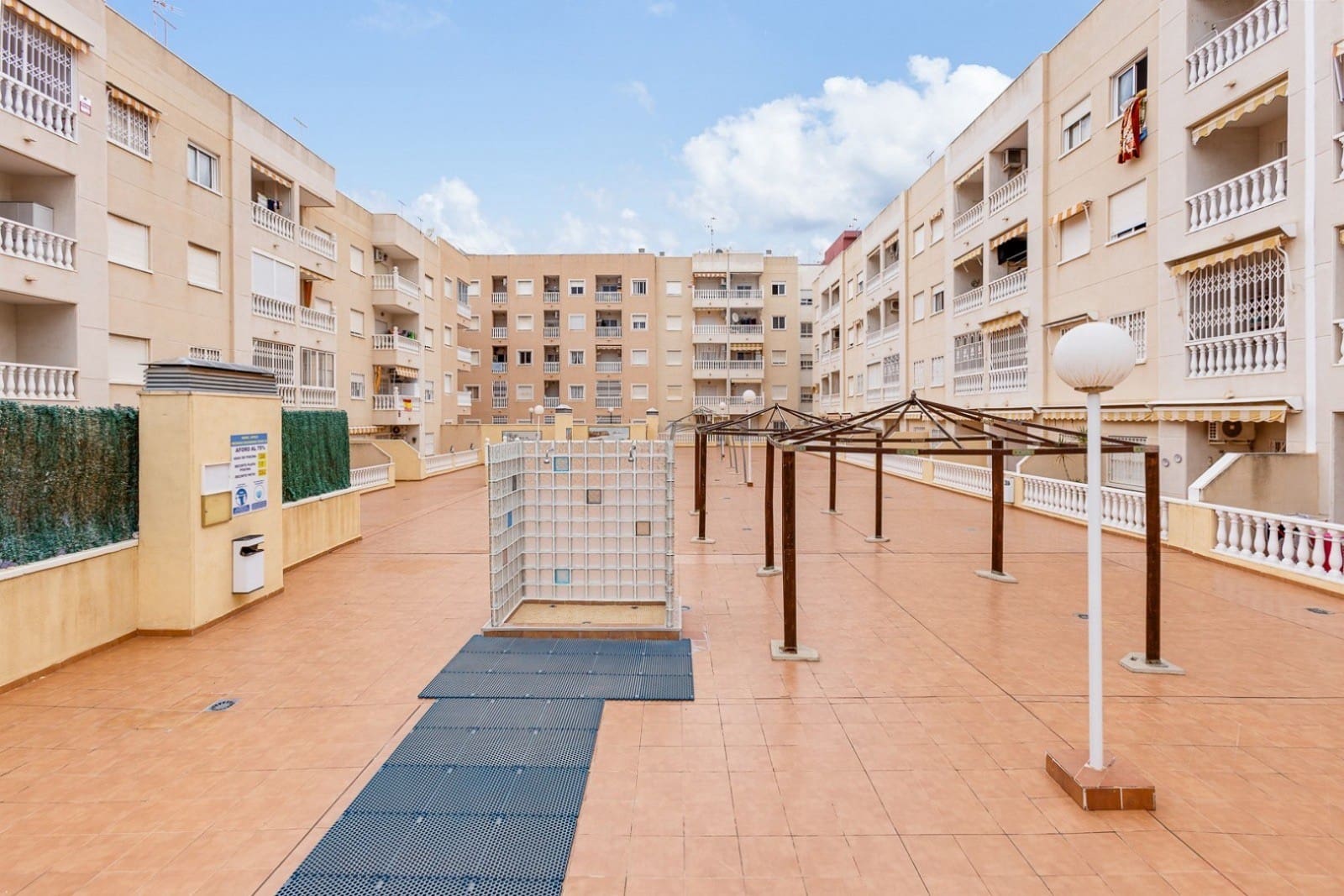 2 soveværelse Lejlighed til salg i Torrevieja med swimmingpool - € 125.000 (Ref: 9172730)