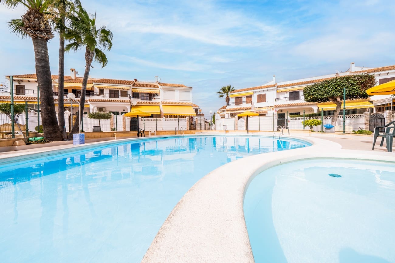 2 soveværelse Bungalow til salg i Torrevieja med swimmingpool - € 180.000 (Ref: 9256297)