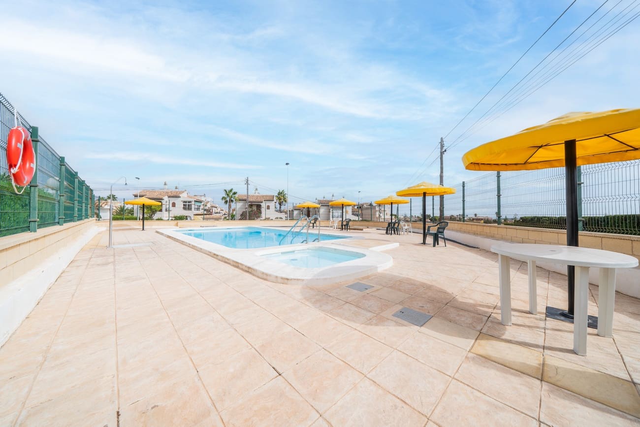 2 soveværelse Bungalow til salg i Torrevieja med swimmingpool - € 180.000 (Ref: 9256297)