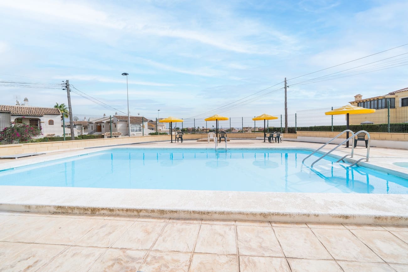 2 soveværelse Bungalow til salg i Torrevieja med swimmingpool - € 180.000 (Ref: 9256297)