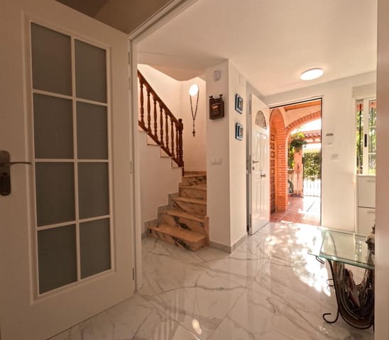 4 sypialnia Dom na sprzedaż w Playa de los Náufragos, Torrevieja z garażem - 249 900 € (Ref: 9297922)