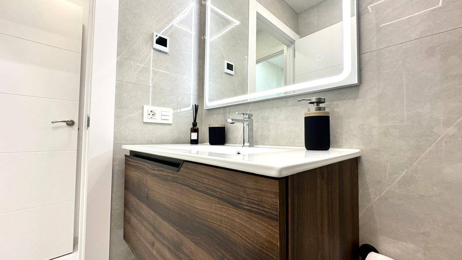 2 Zimmer Apartment zu verkaufen in Torrevieja - 235.000 € (Ref: 9328598)