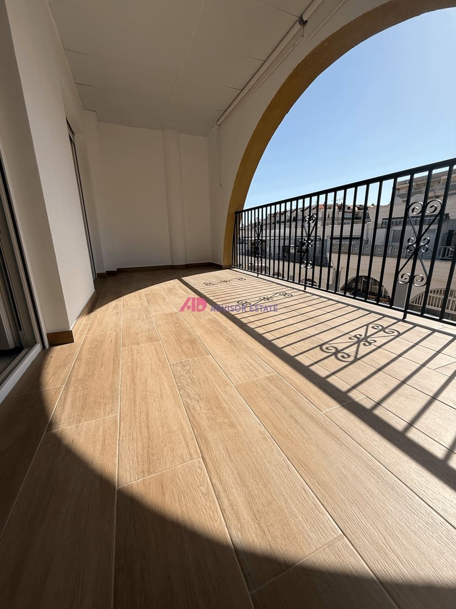 2 soverom Penthouse til salgs i Torrevieja med svømmebasseng - € 165 000 (Ref: 9338610)